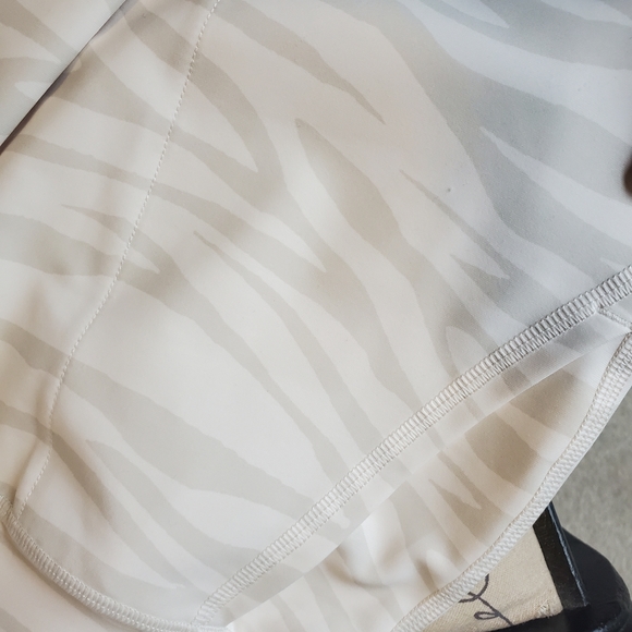 New, no tags Old Navy Active cream high waist jogger in 7/8 length, size Small - Picture 3 of 13